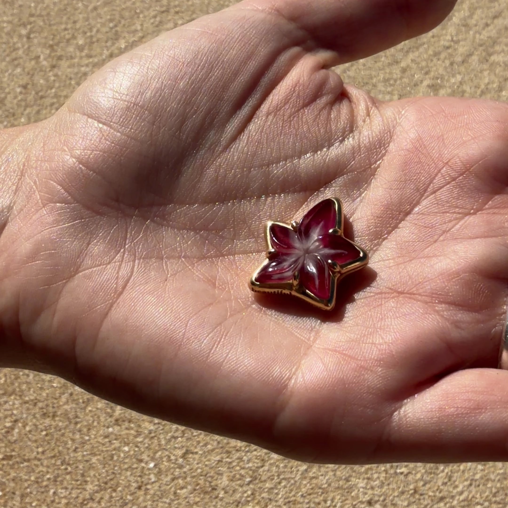 Tropical Flower Pendant [Center / 18K Yellow Gold / Purple]